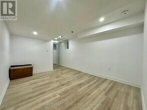 6 Creekwood Dr in Toronto, ON - Building Photo - Building Photo