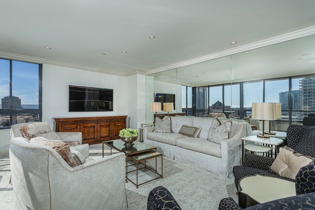 700 Front St, Unit 1004