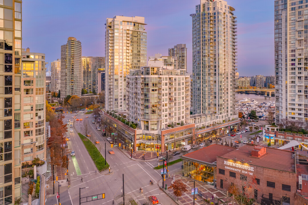 Aquarius III in Vancouver, BC - Building Photo