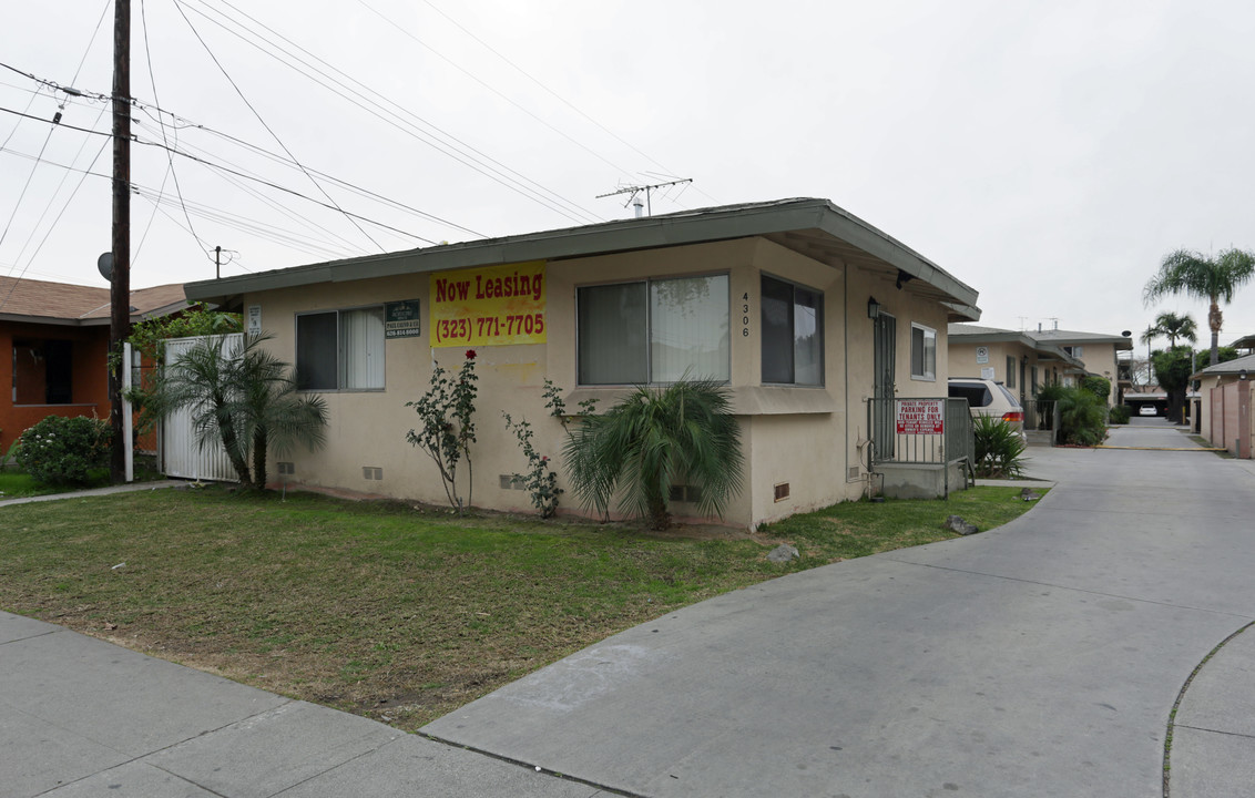 4300 Clara St in Cudahy, CA - Foto de edificio