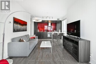 300 Front St W in Toronto, ON - Building Photo - Building Photo