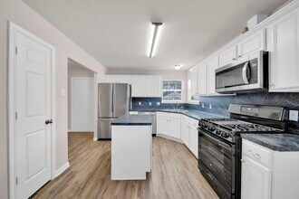 987 Oak Glen Dr in Willis, TX - Foto de edificio - Building Photo