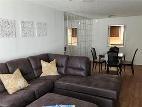 300 Valley Stream Dr, Unit D-5 in Naples, FL - Building Photo - Building Photo