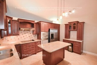 9081 NW 148th St in Miami Lakes, FL - Foto de edificio - Building Photo