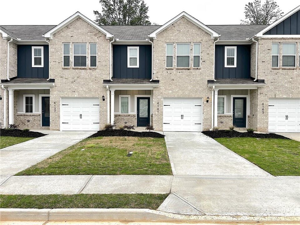 4141 Oakwood Ter Ct in Oakwood, GA - Building Photo