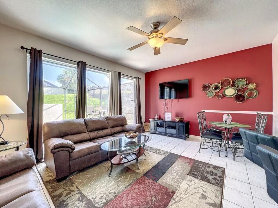 2421 Silver Palm Dr in Kissimmee, FL - Building Photo