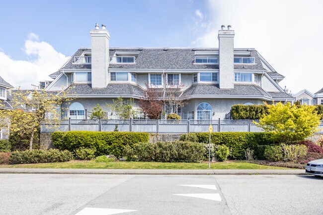 Bentley Mews in North Vancouver, BC - Building Photo - Building Photo