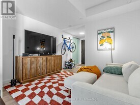 297 College St in Toronto, ON - Building Photo