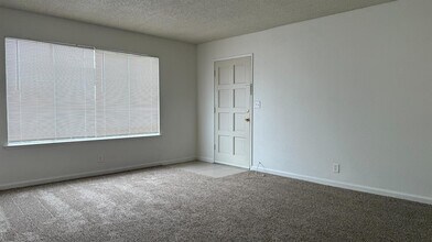 1973 Emma Lee Ln in Hanford, CA - Building Photo - Building Photo