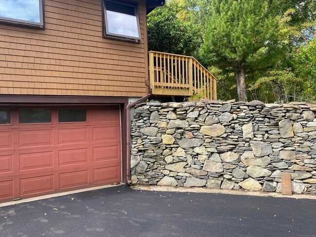 319 Hell Hollow Rd in Voluntown, CT - Building Photo - Building Photo