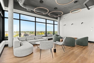 17 Hyman Rue in Dollard-des-Ormeaux, QC - Building Photo - Building Photo