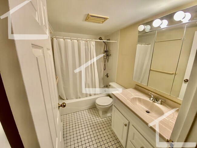 135 Pleasant St, Unit 406 in Brookline, MA - Building Photo - Building Photo