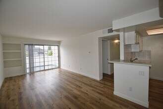 15007 Burbank Blvd in Los Angeles, CA - Building Photo - Building Photo