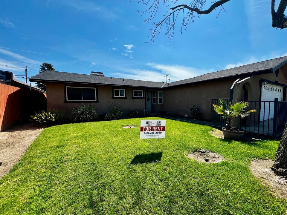 1014 Greenwood Ave in Sanger, CA - Building Photo