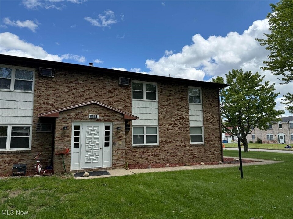 8422 Colwyn Ct in Youngstown, OH - Building Photo