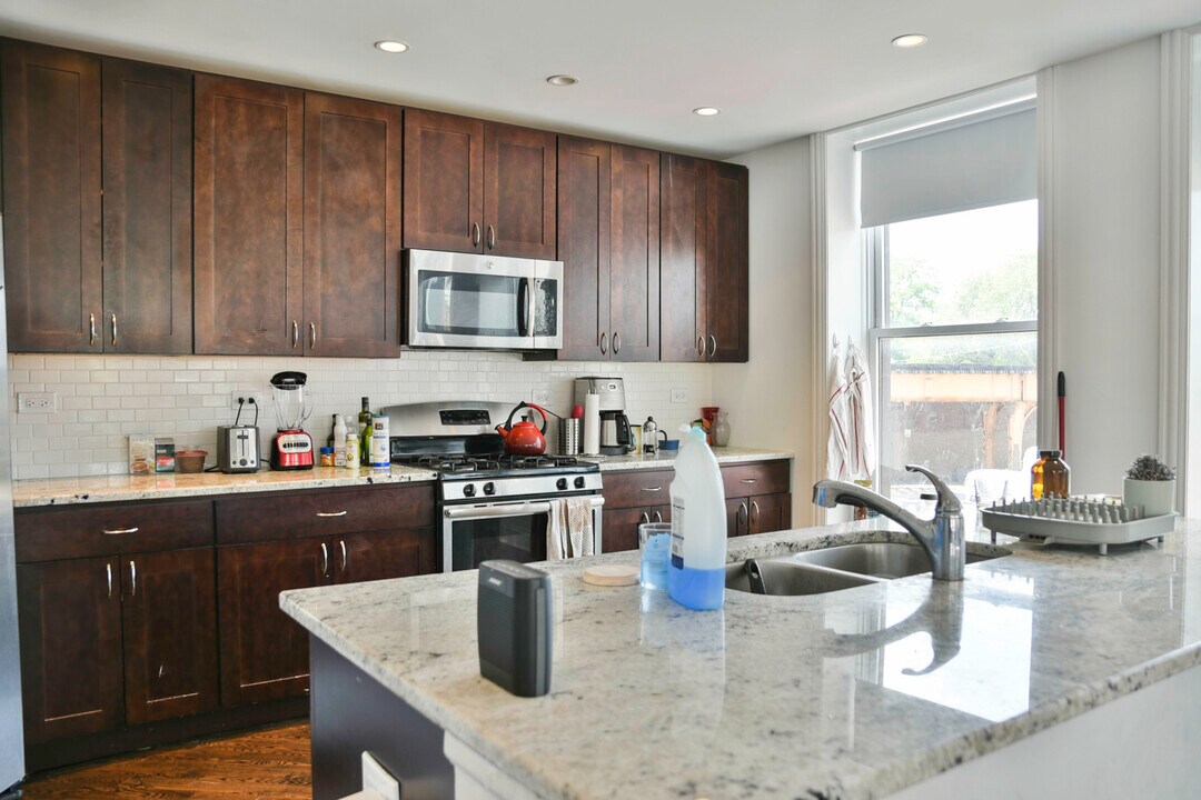2450 N Milwaukee Ave, Unit 3f in Chicago, IL - Building Photo