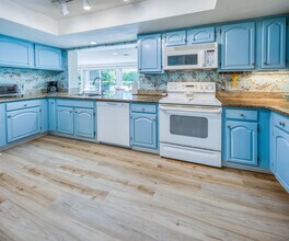 526 Forestview Dr in Atlantis, FL - Foto de edificio - Building Photo