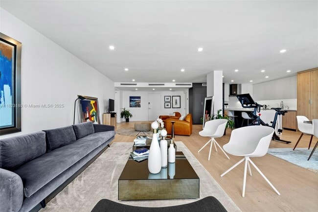 9111 E Bay Harbor Dr, Unit 4 in Bay Harbor Islands, FL - Building Photo - Building Photo