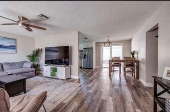 12993 89th Ave in Seminole, FL - Foto de edificio - Building Photo