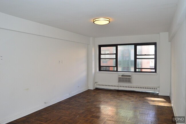 219 E 69th St in New York, NY - Building Photo - Building Photo