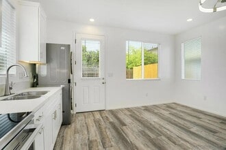 2077 Grove Ave in San Diego, CA - Foto de edificio - Building Photo