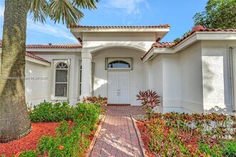 1709 Victoria Pointe Cir in Weston, FL - Building Photo - Building Photo