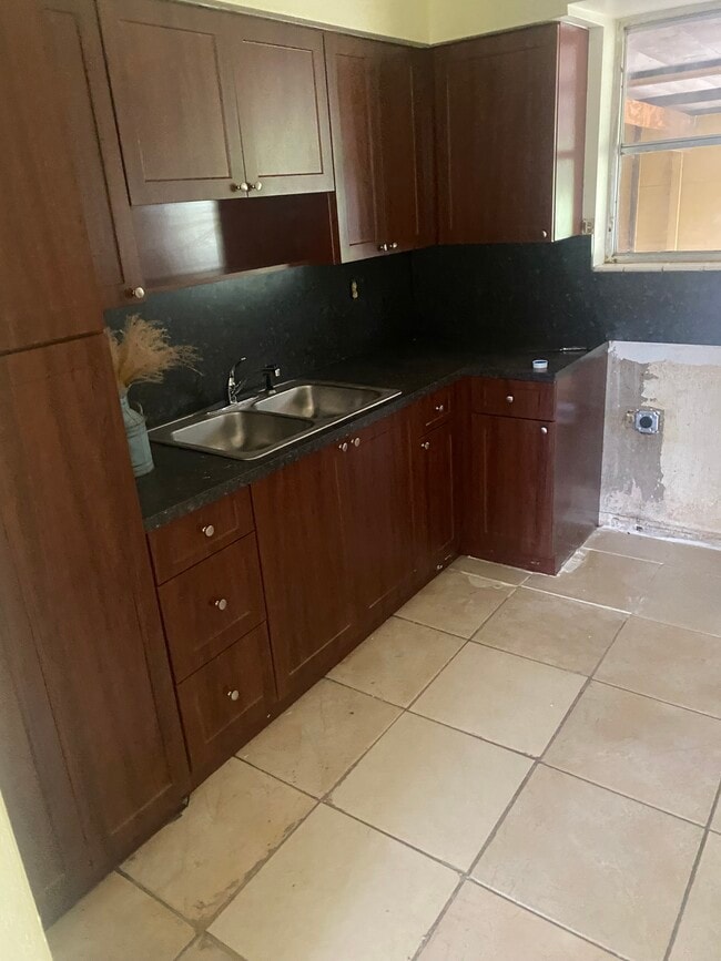 530 NE 138th St in North Miami, FL - Foto de edificio - Building Photo