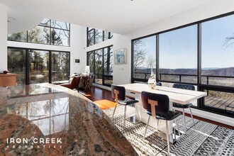 910 Rockhold Dr in Asheville, NC - Foto de edificio - Building Photo