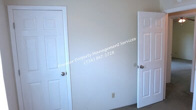 511 Upper Service Rd in Hookstown, PA - Foto de edificio - Building Photo