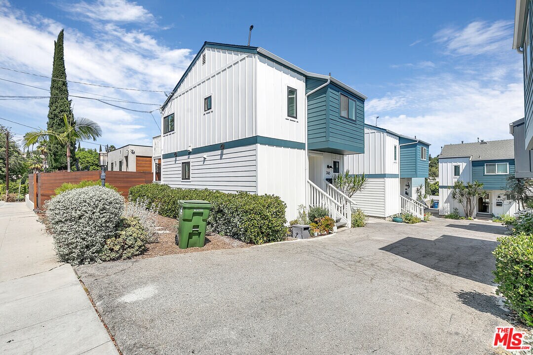 746 N Dillon St in Los Angeles, CA - Building Photo