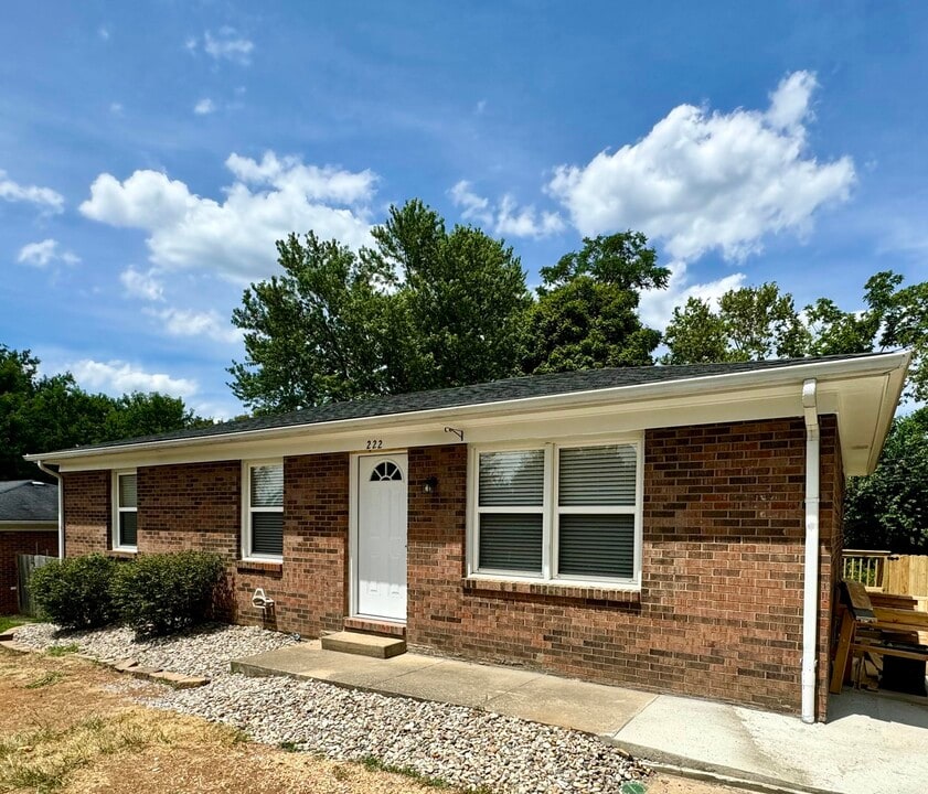 222 Beechwood Dr in Nicholasville, KY - Building Photo