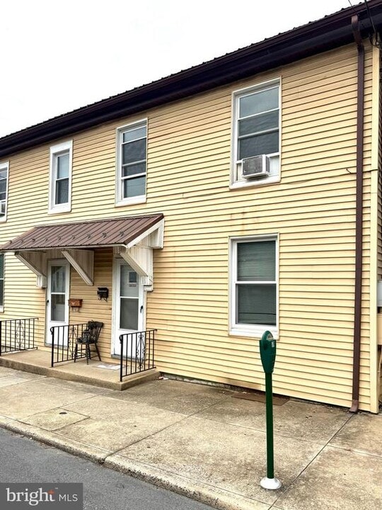 17 S Washington St in Greencastle, PA - Building Photo