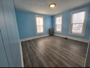 32 Charles St, Unit 2 in Holyoke, MA - Foto de edificio - Building Photo