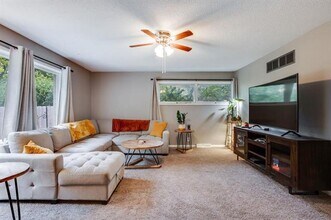 1917 N Edgemoor Dr in Wichita, KS - Foto de edificio - Building Photo