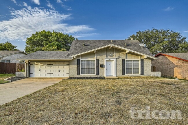 606 Shelmar Dr, Unit 301 in Euless, TX - Foto de edificio - Building Photo