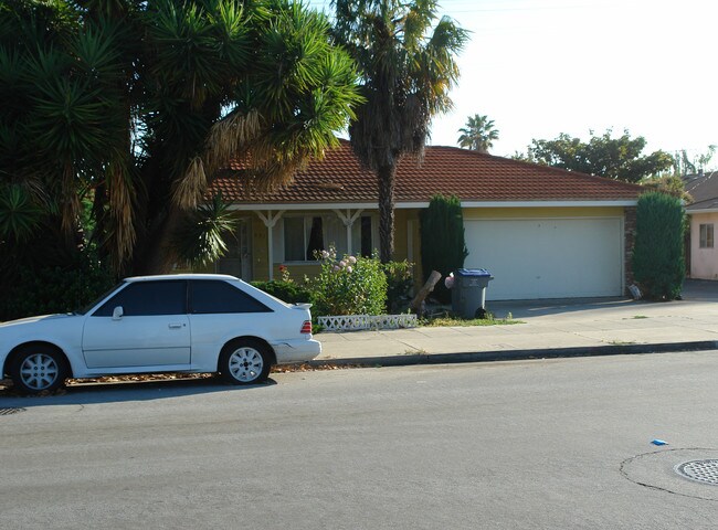 691 Iris Ave in Sunnyvale, CA - Building Photo - Building Photo