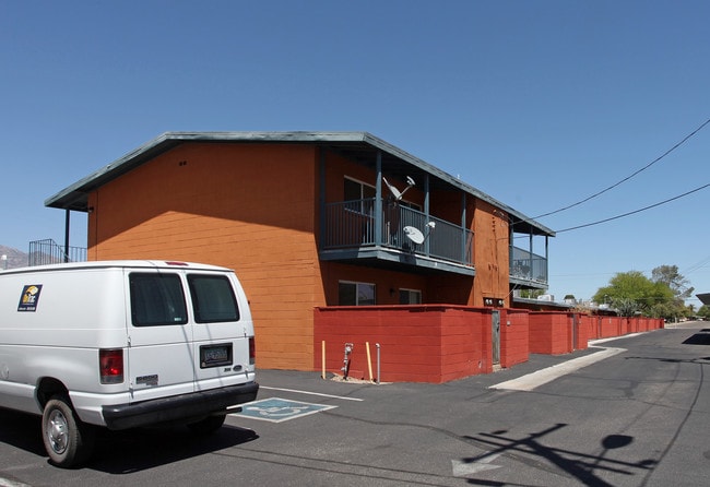 Columbus Square Apartments in Tucson, AZ - Foto de edificio - Building Photo