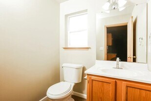 8008 Upper Ridge Rd in Everett, WA - Building Photo