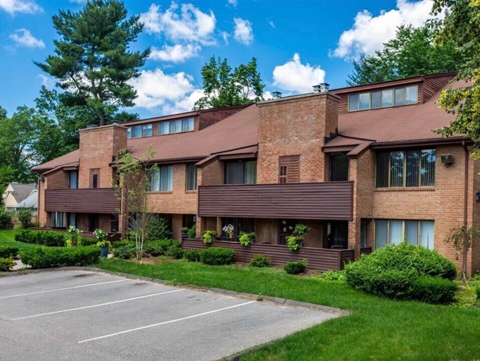 25 Stanley St in West Hartford, CT - Foto de edificio