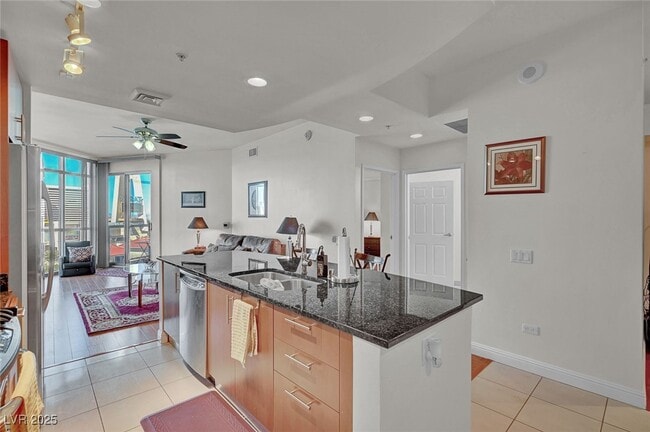 200 W Sahara Ave in Las Vegas, NV - Building Photo - Building Photo