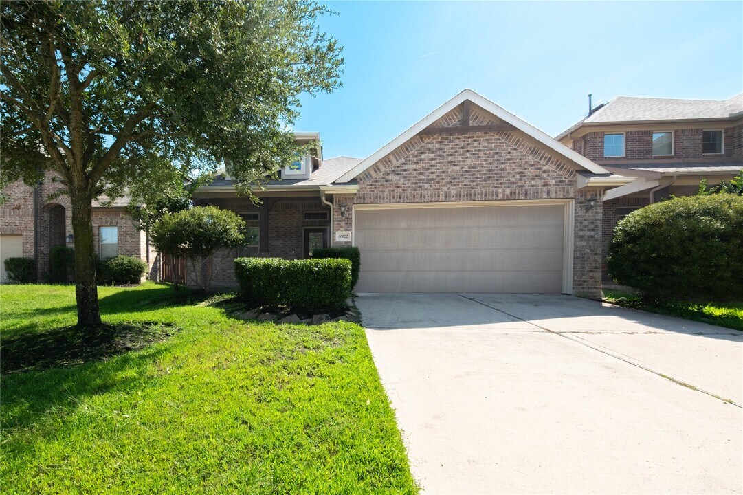 8922 Pinenut Dr in Cypress, TX - Building Photo