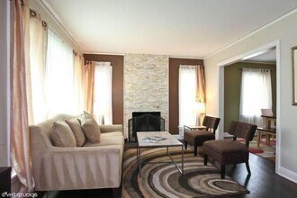 908 E Hampton Rd in Whitefish Bay, WI - Building Photo - Building Photo