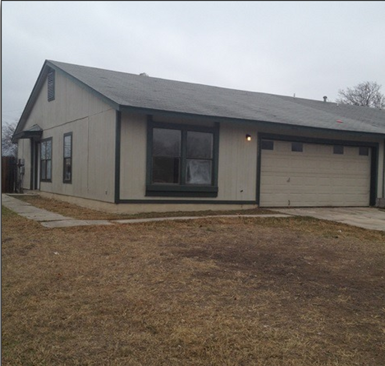 2621 Corian Glen Dr in San Antonio, TX - Foto de edificio