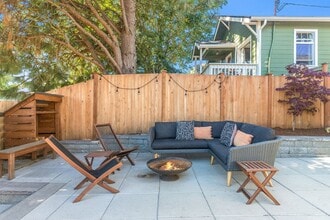 922 N 102nd St in Seattle, WA - Building Photo - Building Photo