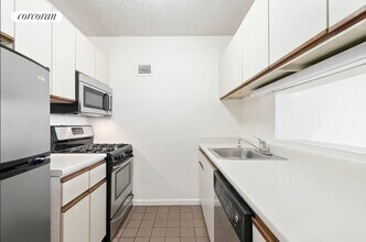 30 W 61st St in New York, NY - Building Photo - Building Photo
