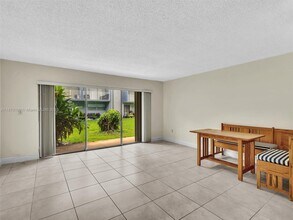 9367 Fontainebleau Blvd in Miami, FL - Building Photo - Building Photo
