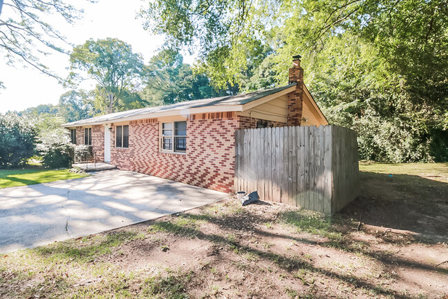 2596 Oak Cir in Ellenwood, GA - Building Photo - Building Photo