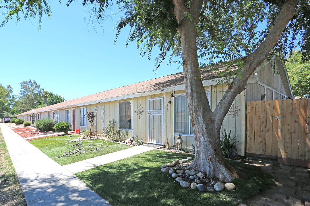 Ashlan Lagoon Apartments in Fresno, CA - Building Photo