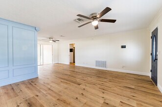 1749 Sunset Point Rd in Clearwater, FL - Foto de edificio - Building Photo
