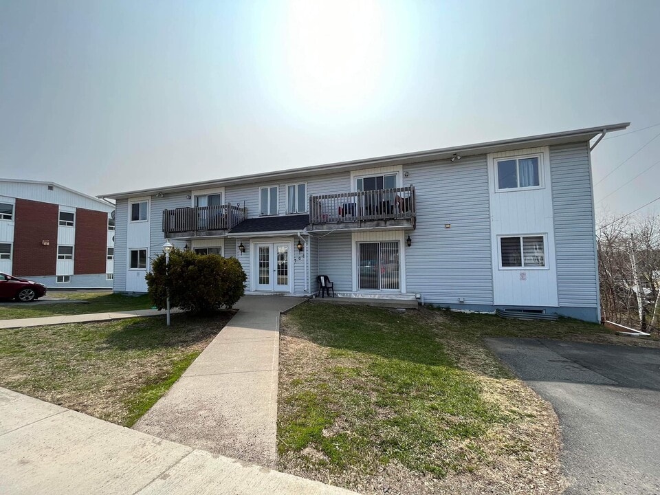 768 King Ave in Bathurst, NB - Building Photo